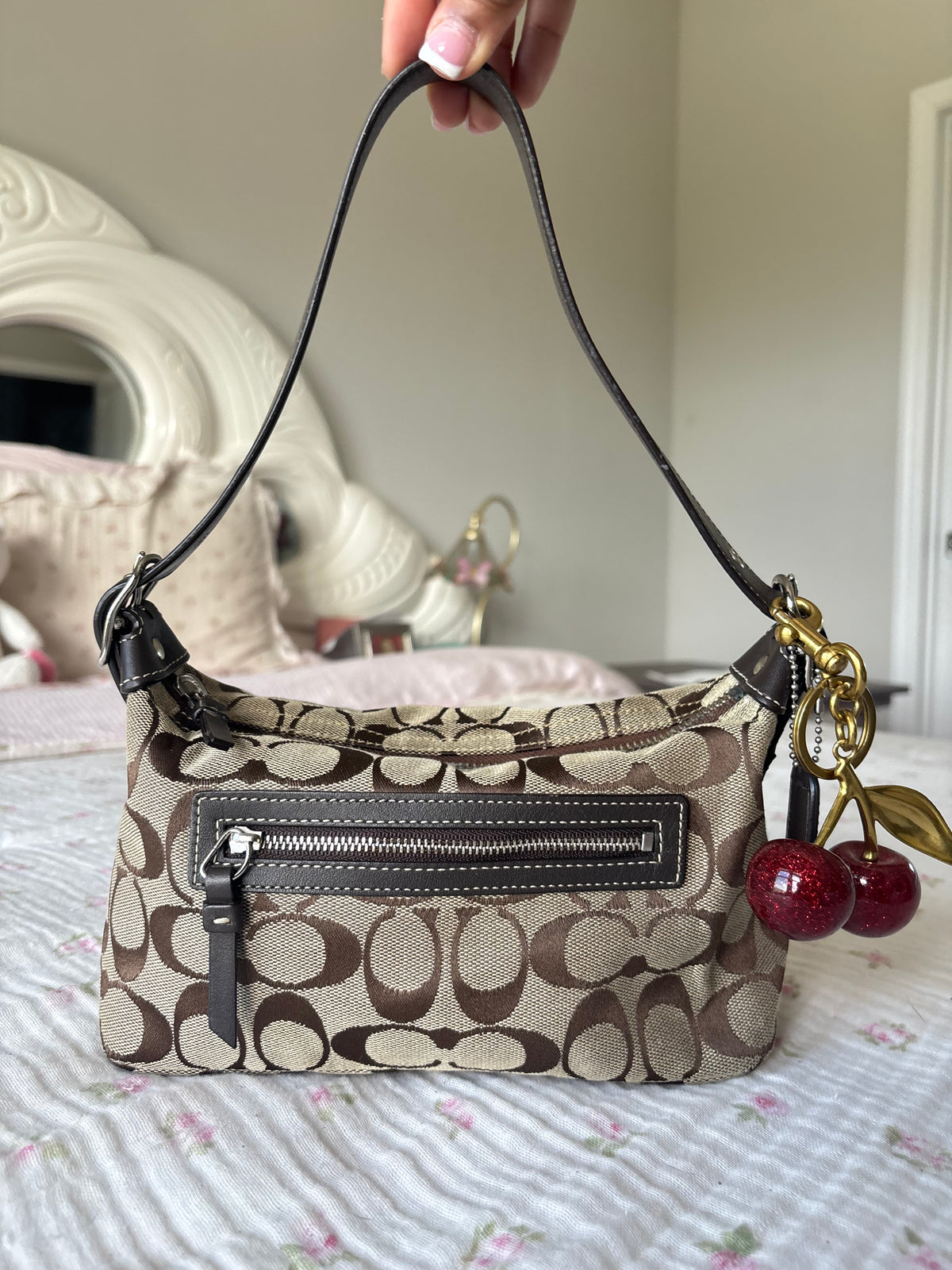 Brown baggutte coach shoulder bag