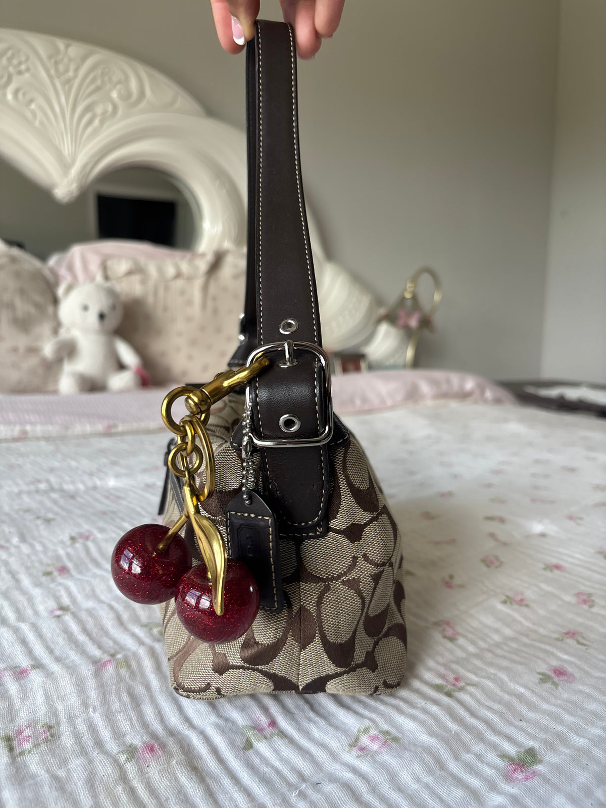 Brown baggutte coach shoulder bag