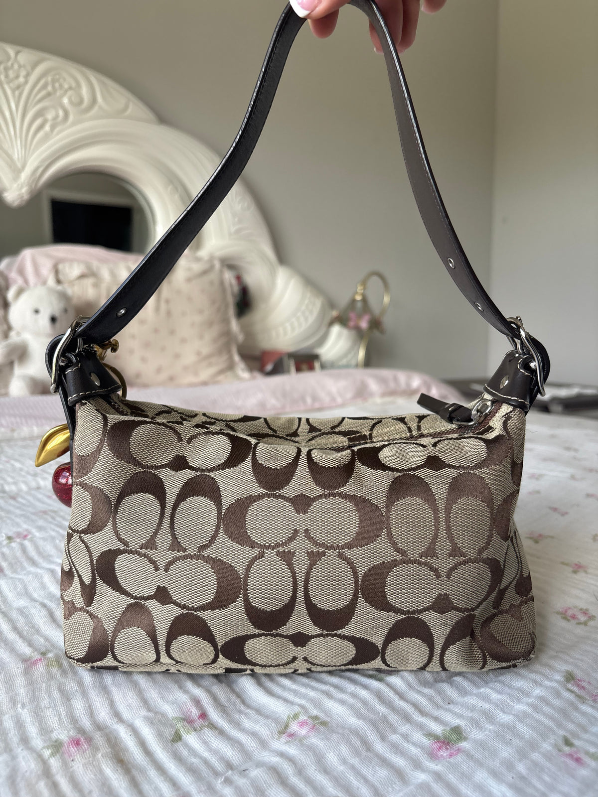 Brown baggutte coach shoulder bag